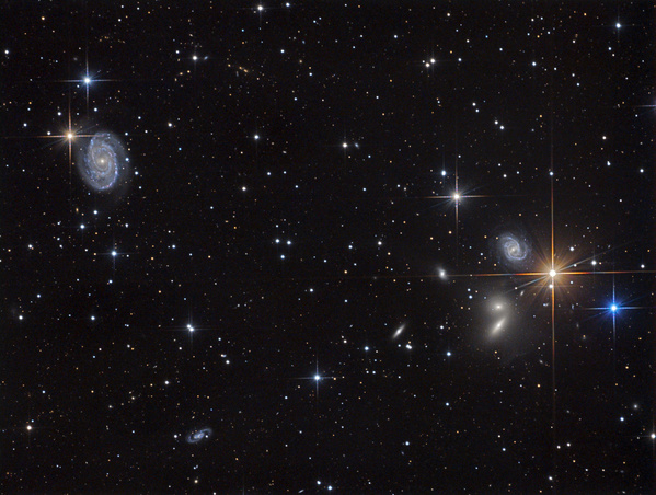 NGC5390 und Hickson 68 Galaxiengruppe
Links oben ist NGC 5371 (welche auch als NGC 5390 doppelt in der NGC Liste steht) - 100 Millionen Lichtjahre entfernt. Die Galaxiengruppe Hickson 68 rechts beim orangen Stern ist ebenfalls ca. 100 Millionn Lj enfernt (Ngc 5353, 5354, 5350, 5355 und 5358).
Belichtungszeit 7h35min mit st8300m bei f4,5 am 12,5" Newton. LRGB Bild. 
