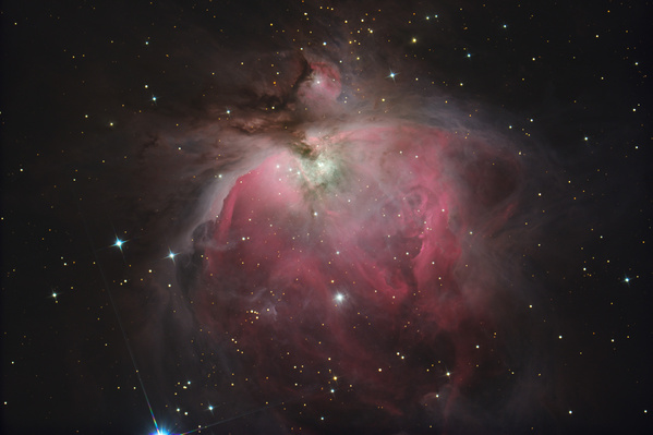 M42, Orion-Nebel
Wenn gar nix geht, geht wenigstens der Orionnebel. Leider war das Objekt meiner Wahl hinter Schneekanonengestöber verborgen, so musste ich in die andere Richtung fotografieren.
Schlüsselwörter: M42, Orion-Nebel