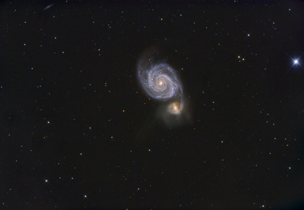 M51, Whirlpool-Galaxie
Der erste Versuch mit funktionierendem Guiding aus dem Garten. Der ca. 5 Tage alte Mond störte doch erheblich.
Schlüsselwörter: M51, Whirlpool-Galaxie