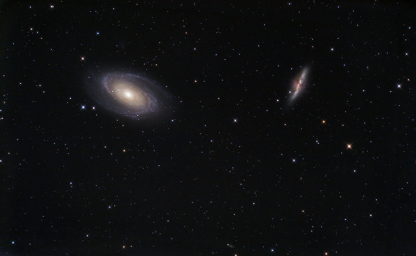 M81, M82
Hochdruckgebiet und Sonntag und 1 Tag über Halbmond - also im Garten geblieben und die 6D mit dem 10" ausprobiert. Die Halos sind weg, der Mond lässt allerdings nur M81/M82 zu. Passables Seeing, leider hab ich den Korrektor zu fest zugeschraubt, daher sind die Sterne etwas unrund.
Schlüsselwörter: M81, M82