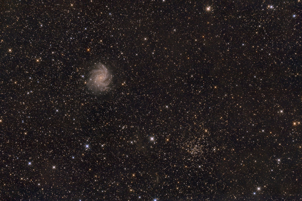 NGC6946
Selten so eine lange Durststrecke gehabt, am 3. Juli war die letzte aus dem Garten nutzbare Nacht. In den 3 Monaten Pause hatte ich mit der EQ8 aufgerüstet. Für eine lange Belichtung gehen bei mir nur Objekte im Norden, also hab ich NGC6946 und den daneben liegenden offenen Haufen NGC6939 gewählt. Hat alles inklusive automatischer Abschaltung um 3 Uhr Früh geklappt, ich konnte mühelos etwas über 5 Stunden Belichtung sammeln. Trotz eher mäßiger Bedingungen erstaunlich, dass der intergalaktische Zirrus drauf ist.
Schlüsselwörter: NGC6946