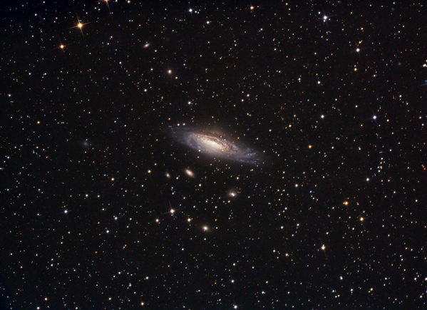 NGC7331
Wieder mal den 13 Zoll abgestaubt, da ich wieder was mit off-axis versuchen wollte. Leider aufgrund der stark fallenden Temperatur eine erhebliche Fokusdrift. Auch habe ich mich nicht lange an der neuen Kamera erfreuen können, streikt seit heute.
Schlüsselwörter: NGC7331